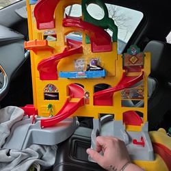 Vtg Fisher-Price Little People Wheelies Stand N Play Rampway Race Track -2 cars