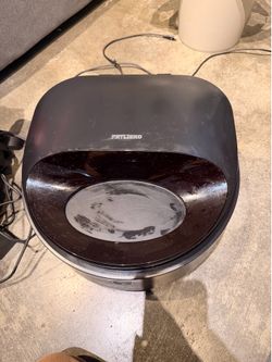 Automatic cat feeder