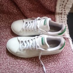 Mens size 9 Adidas Cloud foam Comfort