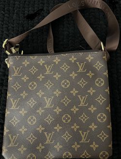 Louis Vuitton Crossbody Bag for Sale in Palmyra, PA - OfferUp