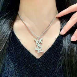  A classic women's necklace