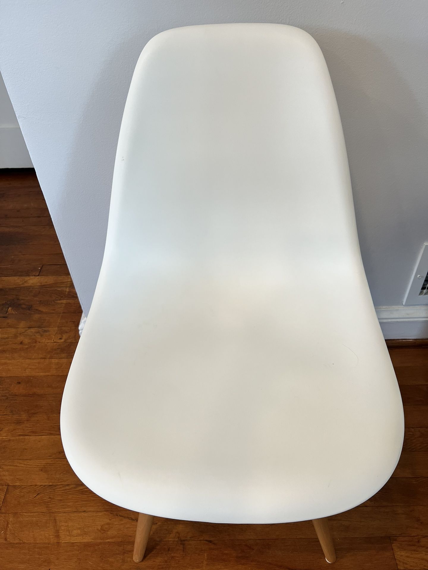 Plastic White Shell Chair 