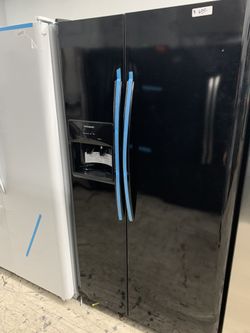 Frigidaire side by side in glossy black new