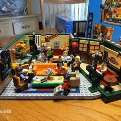 Lego Friends Central Perk Cafe Complete 