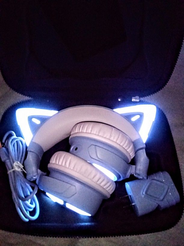 YOWU WIRELESS BLUETOOTH BLUE/WHITE CAT EAR HEADPHONES -WORKS PERFECTLY!