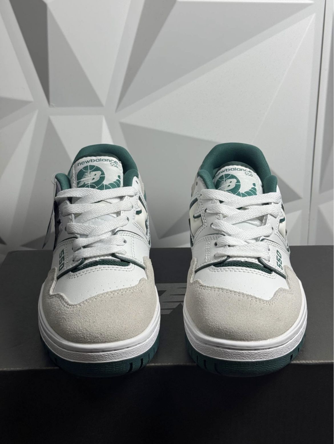 New Balance Green/White 550 - Size #8.5/9.5/10 us Men or #6/7.5/8 us Women - New