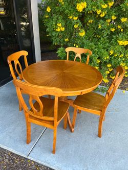 Oak round 5 piece dining set ( can deliver for $10 )