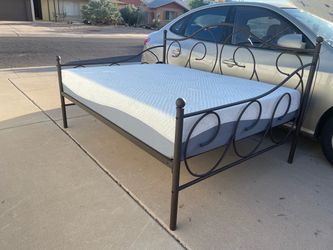 Gorgeous Scrolled Metal Victorian Style Full Daybed w/ Mattress