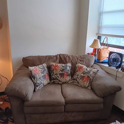 Good Cheap Couch! Kansas City, MO