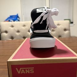 Vans Knu Skool Skate Shoe - Black / True White