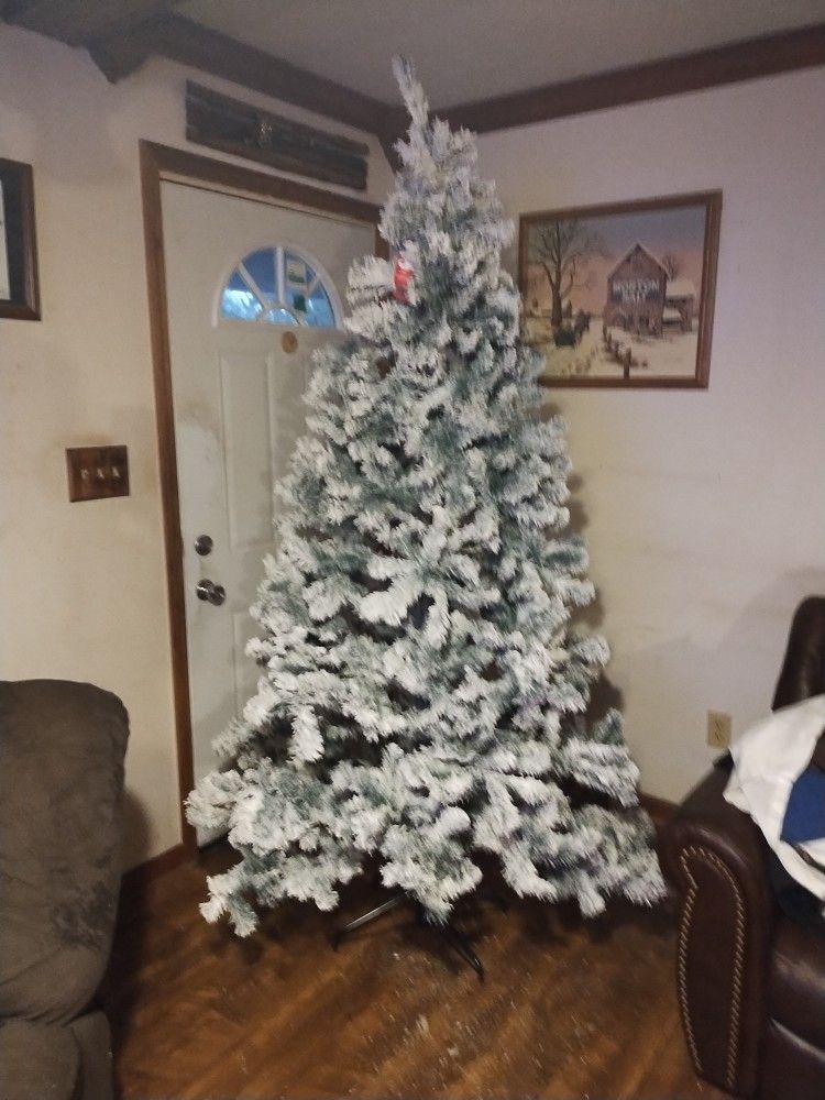 NEW 7.5 FLOCKED CHRISTMAS TREE ( NO LIGHTS)