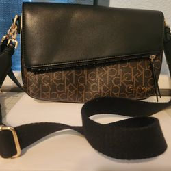 Calvin Klein
Bianca Signature Adjustable Crossbody Bag