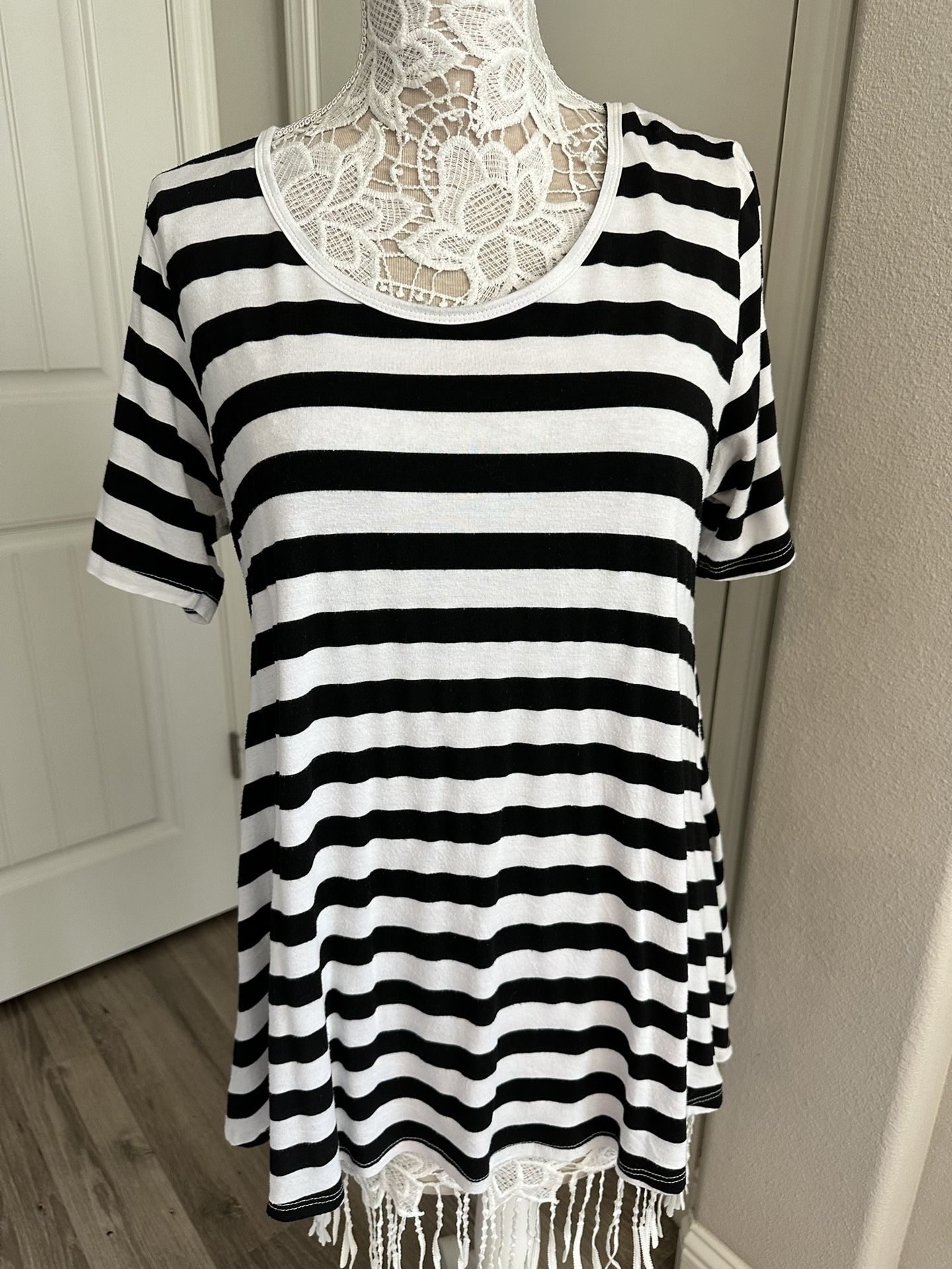 Lularoe Perfect tee! (Size L)