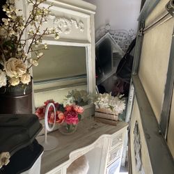 4 Piece Desk Vanity Set Will Load