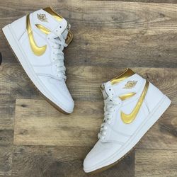 sneaker in white leather with metallic gold accents. 