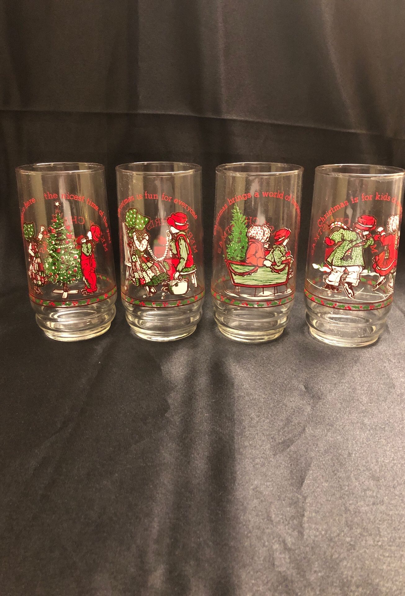 1977 merry Christmas Coca-Cola Collection of 4 Glasses