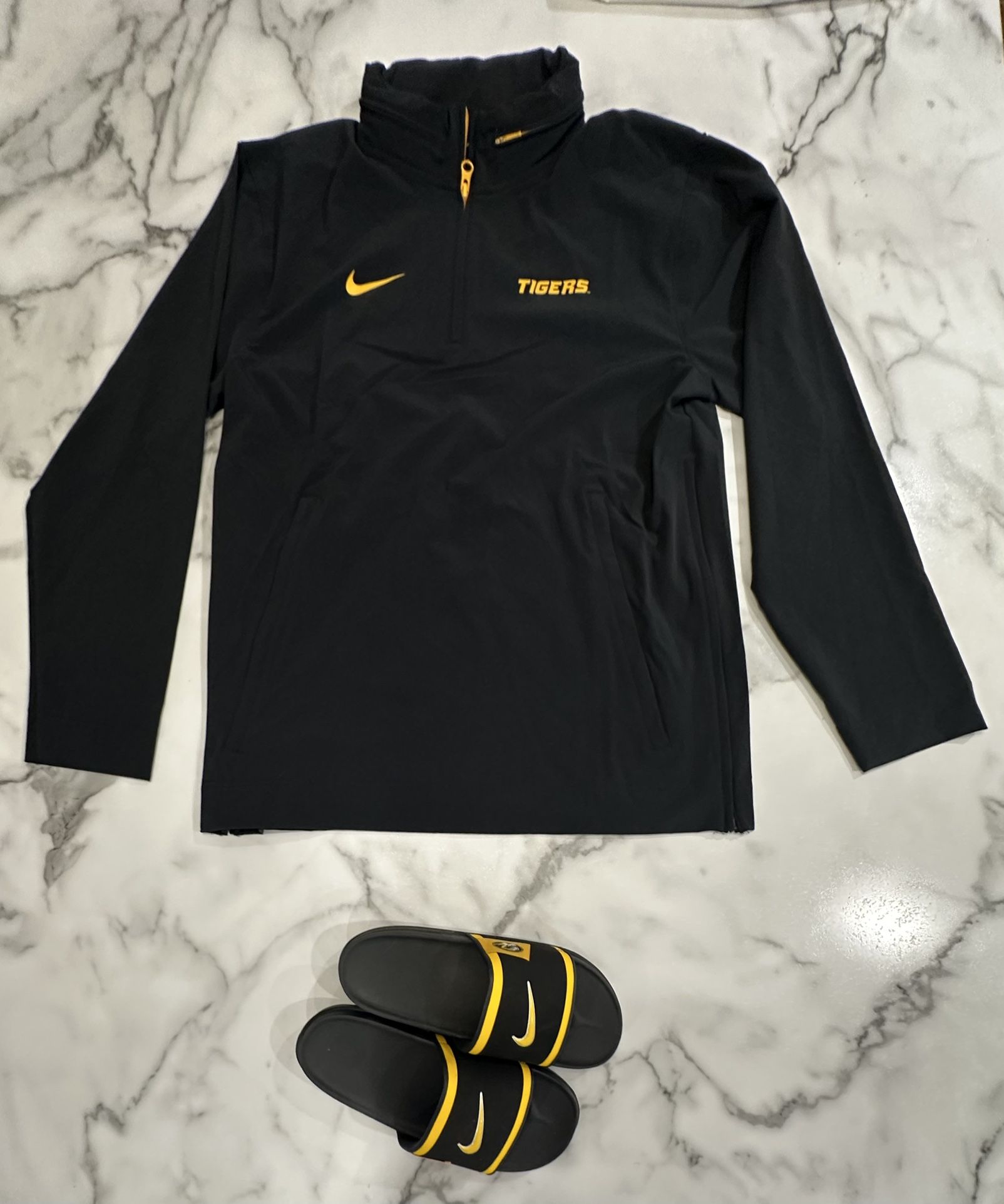 Men's Nike Black Mizzou Tigers Sideline Coaches Lightweight Jacket & Nike Slides - LIKE NEW