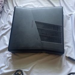 Black xbox 360 with skate 3 and mw3 (no wires) 