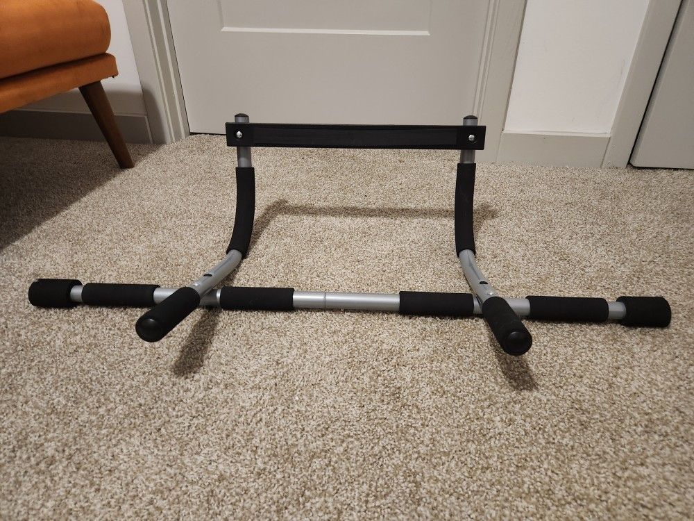 Pull up bar for doorway