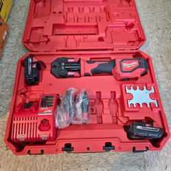 Milwaukee M18 18V Lithium-Ion Cordless Short Throw Press Tool Kit with 3 PEX Crimp Jaws (2) 2.0 Ah Batteries & Charger