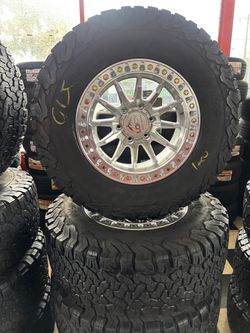 Bendo un set de Rines nuevos con llantas usadas para Toyota tacoma Chevy Silverado