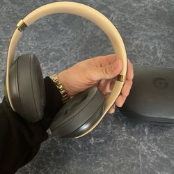 Beats Gold Studio 3 Flawless Condition 