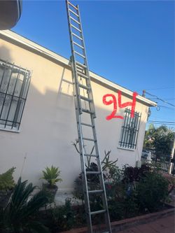 Escalera de 24 pies de aluminio, casi nueva