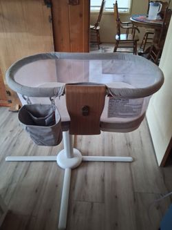 Halo BassiNest Luxe Swivel Sleeper Baby Bassinet