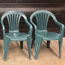 Outdoor patio deck stacking chair pair. 2 stackable chairs. $10 each. Free to ask, I reply