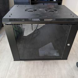 Navepoint 9U Lockable Glass Network Rack