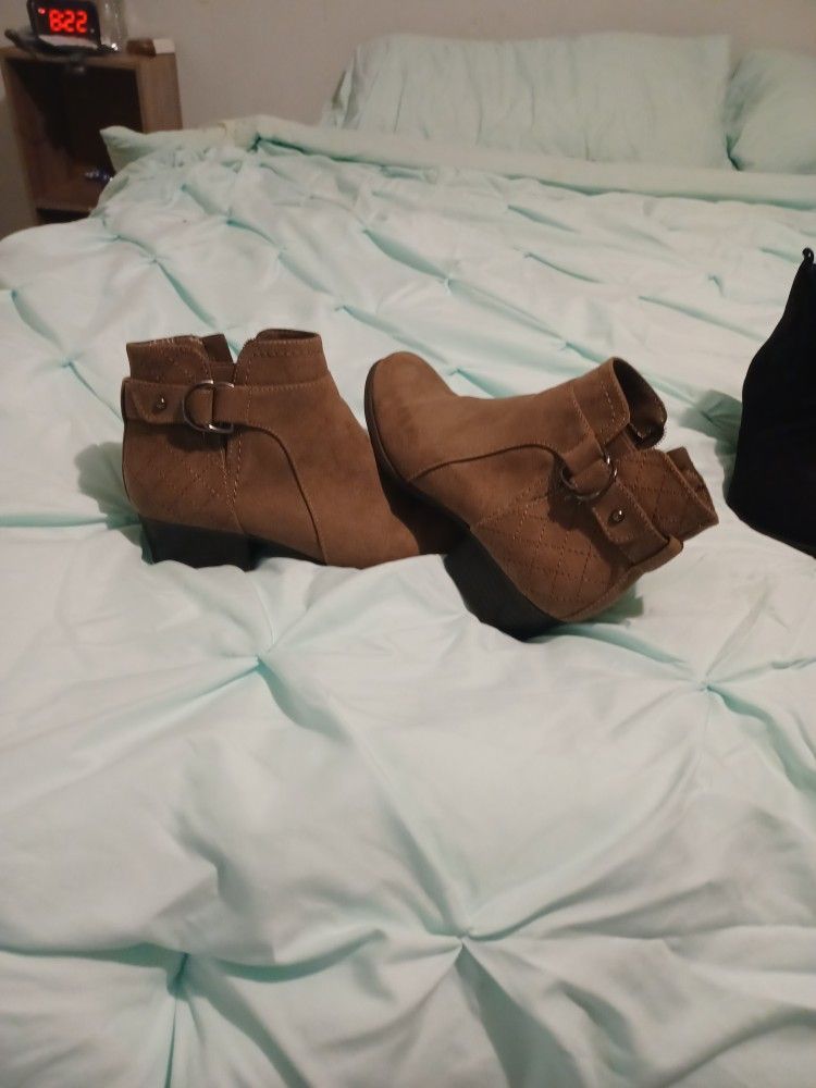 UNISA tan BOOTIES