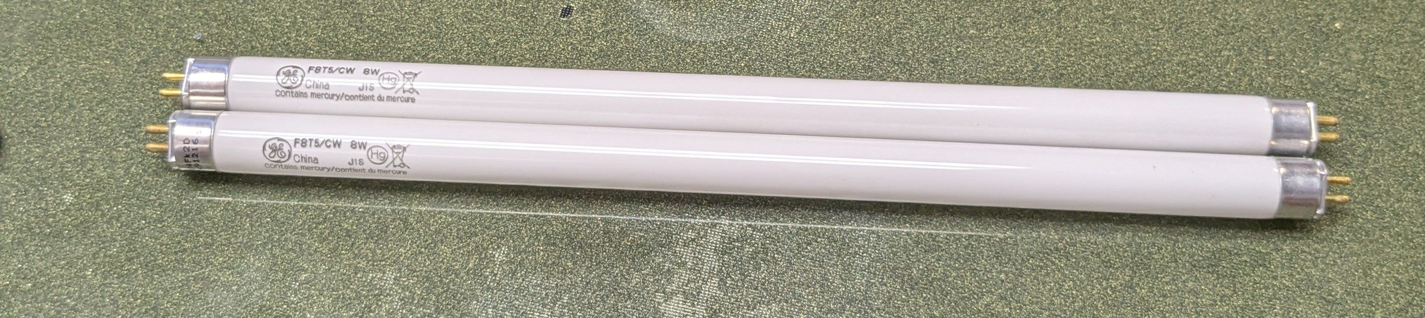 2 GE F8T5CW / Fluorescent Light Bulbs.