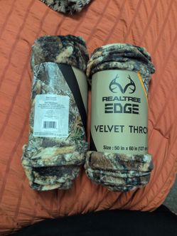 ✨New✨ 2 RealTree Edge Velvet Throws