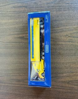 Penske  1:64 Model Tractor Trailer Truck