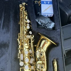 Gold Curved Soprano Saxophone with New Box of Reeds $380 Firm