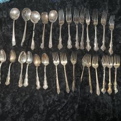 Vintage Rogers DeLuxe Plate Silverware, "Precious" (Silverplate, 1941) - 28 Piece Original 