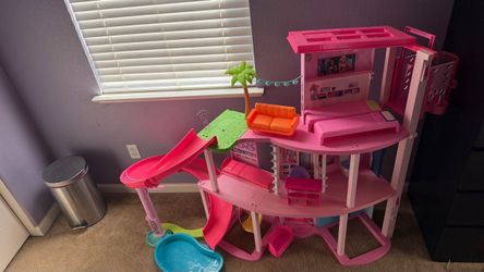 Barbie Dreamhouse Pool Party