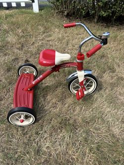 Radio Flyer Classic 10 Inch Toddler Tricycle with Rubber Tires and Steel Frame, Red