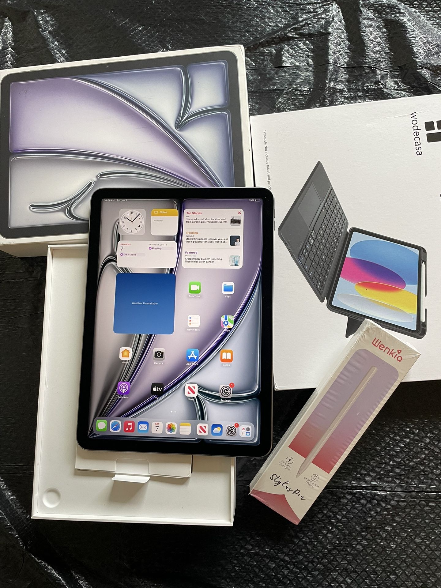 Apple IPad Air 11” ( M2 chip / 2024 Model) 128GB with pen, keyboard case & Accessories