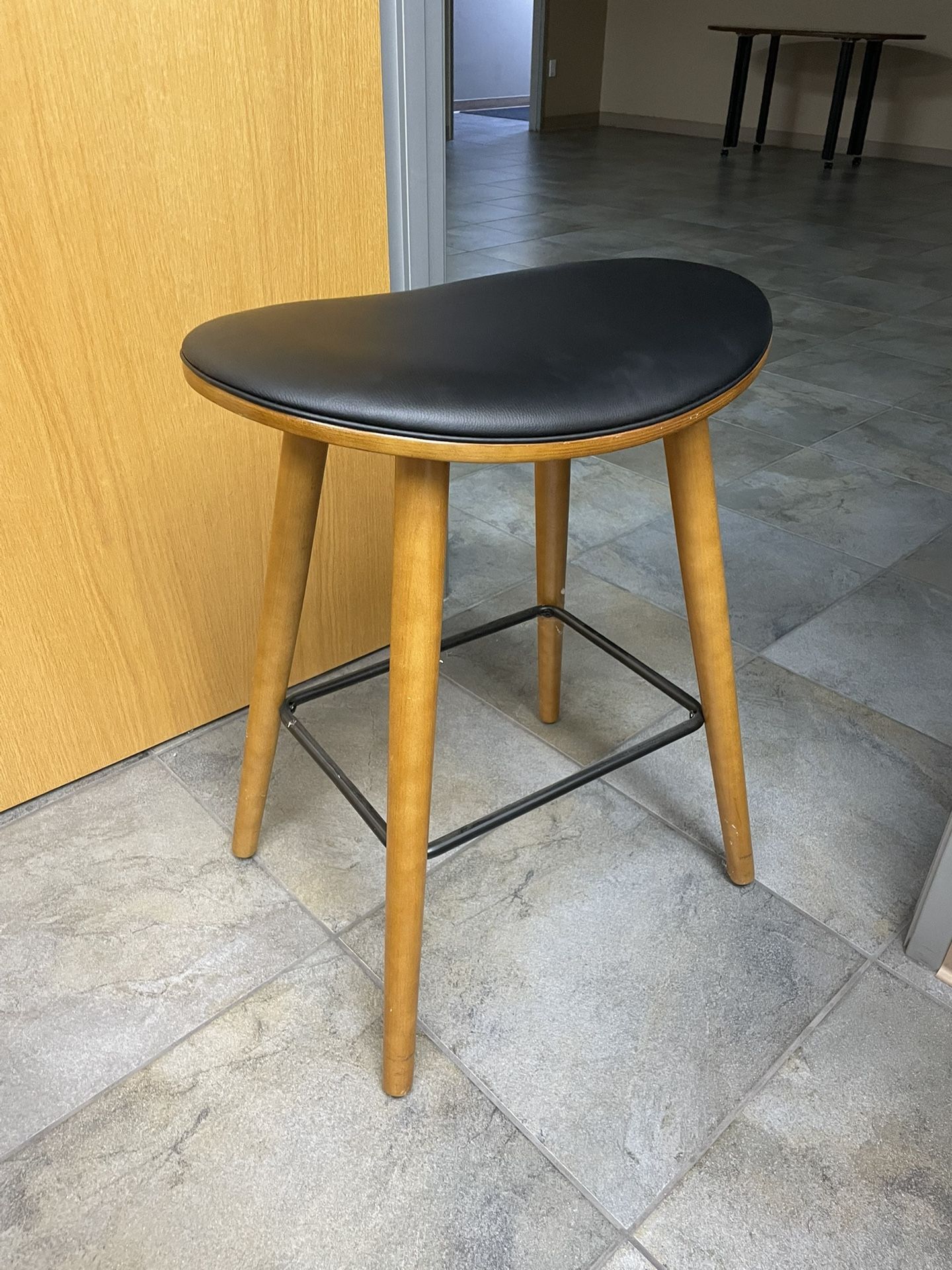 Lightly Used Wooden Premium Bar Stools Set Of 4