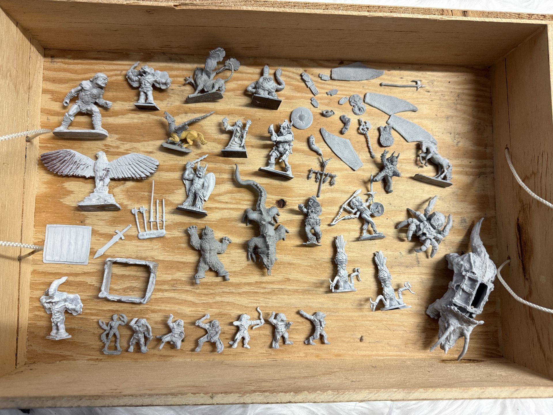 Lot of vintage little metal figurines Dungeons and Dragons or Warhammer maybe - miniatures