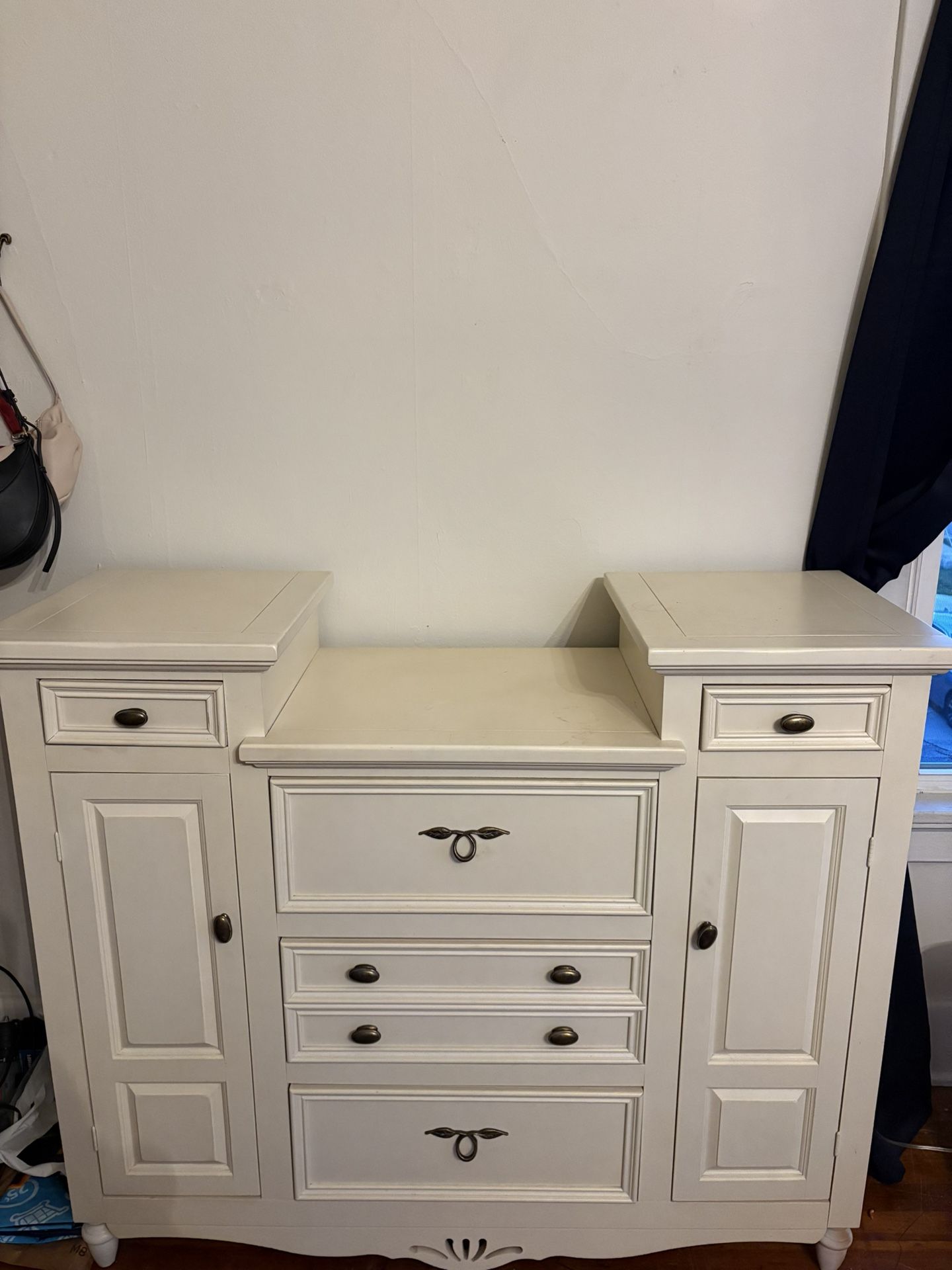Dresser/vanity