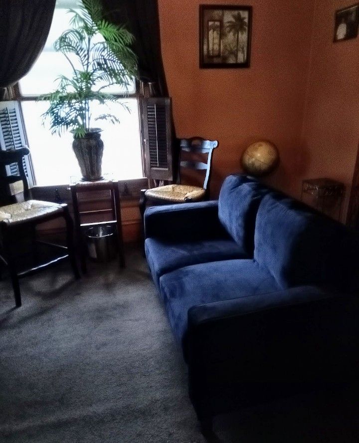 Very nice black (soft) loveseat