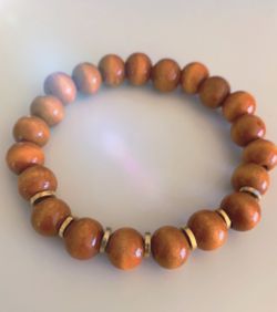 Men’s natural wood beads bracelet.