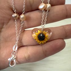 Handmade Sunflower Necklace with Freshwater Pearls – Resin Heart Pendant – Dainty Stainless Steel Chain – Cute Gift for Her 