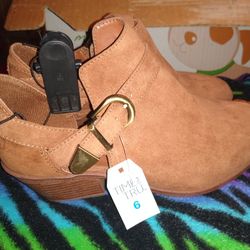 *New With Tags* Women's Ankle Boots