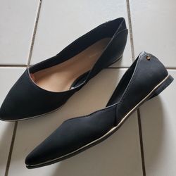 LIKE NEW--Cute Black Flats (Size 7)