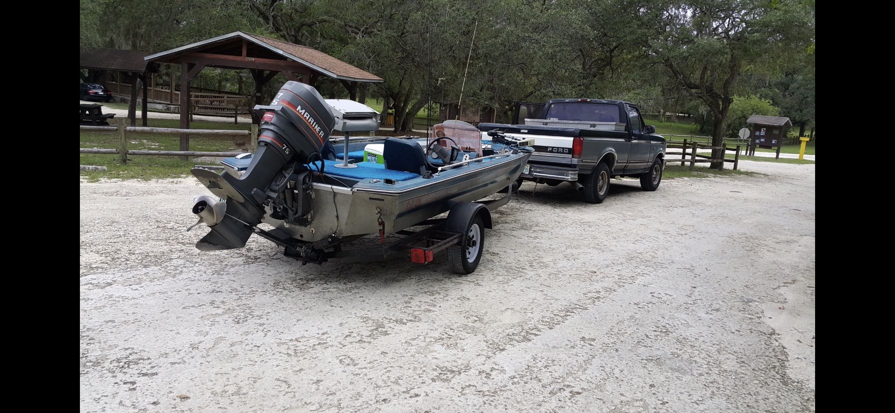 1986 GLASSTREAM BASS BOAT with 75 hp Mariner