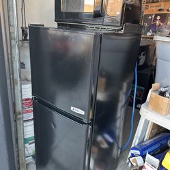 REFRIGERATOR AND MICROWAVE COMBO APARTMENT OR RV 