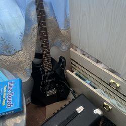 Squier Affinity Series Stratocaster HSS Pack (Guitar + Amp)